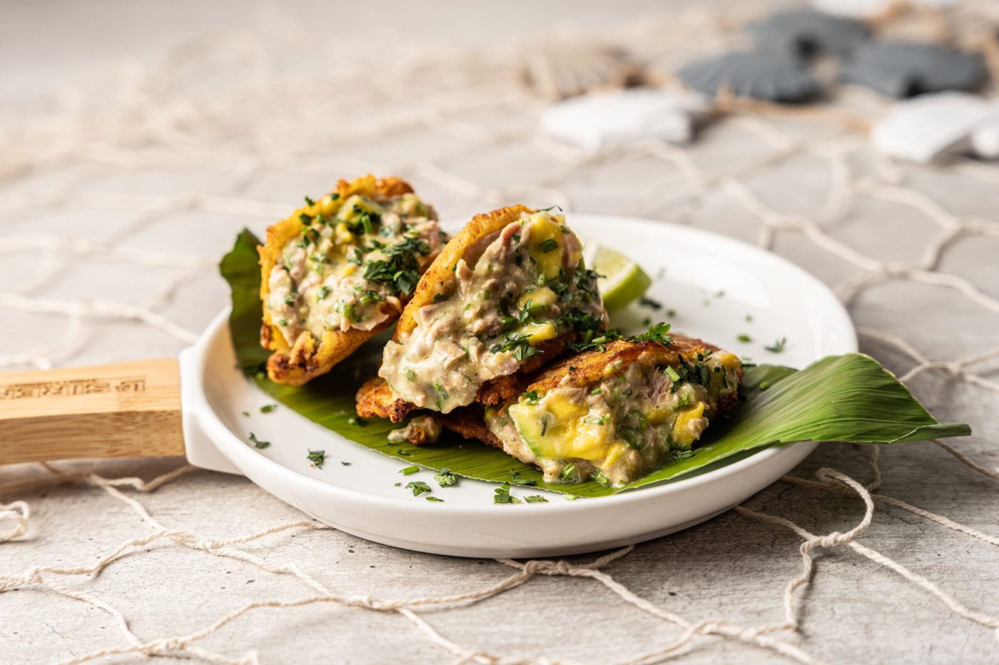 Patacón relleno de ensalada de atún